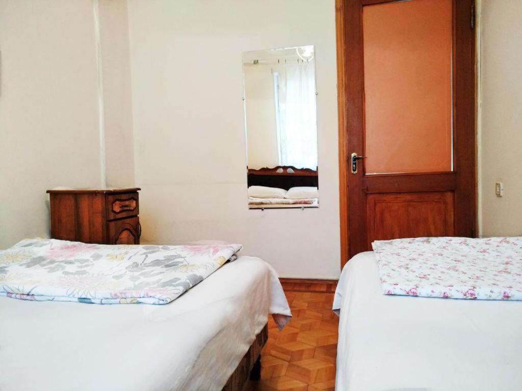Hostel Sakharov & Tours Yerevan Bagian luar foto