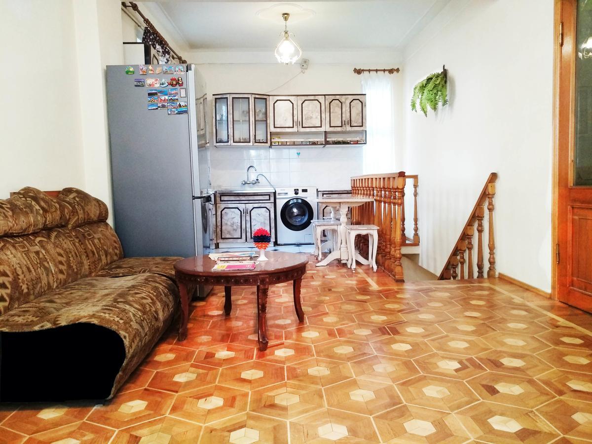 Hostel Sakharov & Tours Yerevan Bagian luar foto